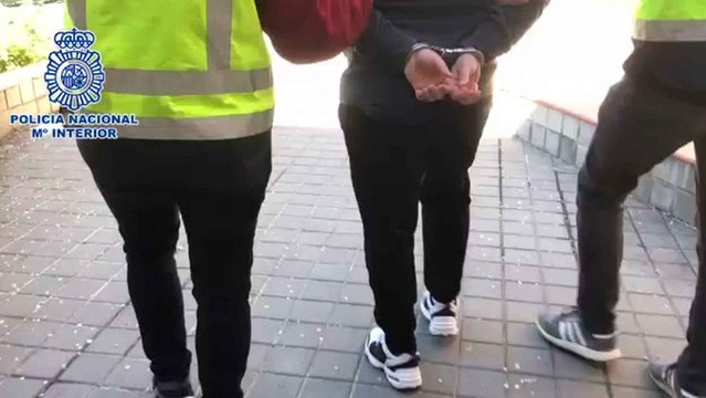 La detención de Alejandro, el joven que pateó al policía en Vallecas durante el mitin de Vox