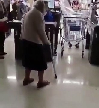 Así están las cosas en Chile, el país con más proporción de vacunados de Hispanoamérica, niegan la entrada de una anciana a un supermercado por no tener un salvoconducto del gobierno