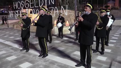 Ramazan, bando ekibinin konseri ve mahya yakılarak karşılandı