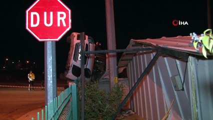 Takla atarak metrelerce sürüklenen otomobil duvarda asılı kaldı: 1 ölü, 1 yaralı