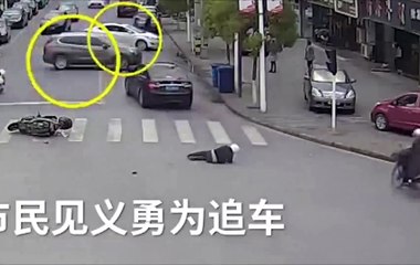 Motosikletliye çarpıp kaçan sürücüye haddini bildirdiler
