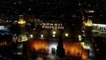 Ulu Cami'ye asılan 'Şifa Ayı Ramazan' mahyası geceyi aydınlattı