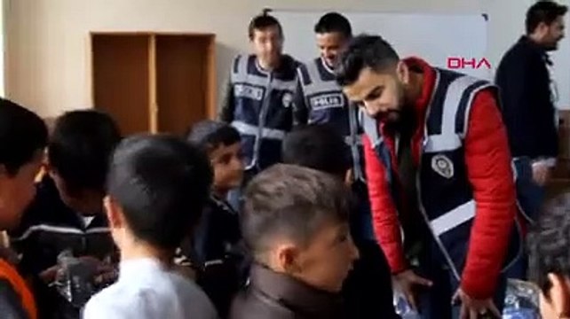 Polisten öğrencilere giyim ve kırtasiye yardımı