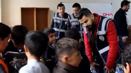 Polisten öğrencilere giyim ve kırtasiye yardımı