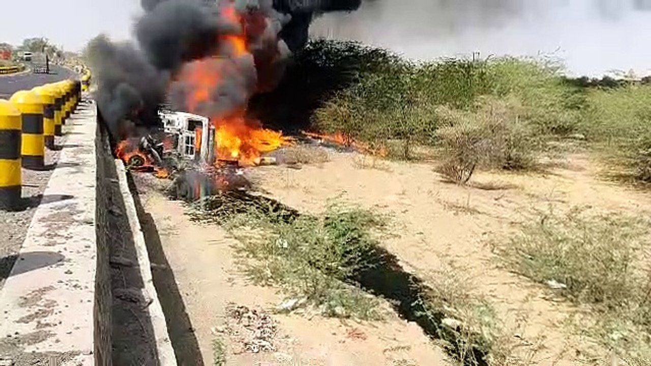 तेल के डिब्बों से भरा ट्रेलर, पुल से गिरने के बाद बना आग का गोला