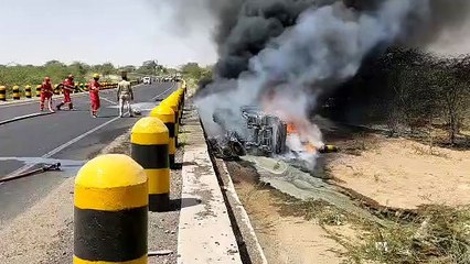 तेल के डिब्बों से भरा ट्रेलर, पुल से गिरने के बाद बना आग का गोला