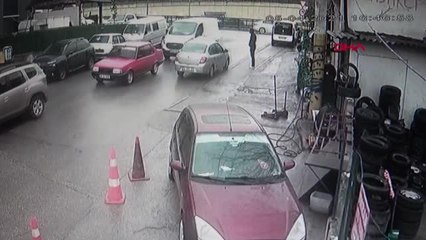 PARK YERİ ARARKEN ARACI ÇALINDI, METRELERCE ARACININ PEŞİNDEN KOŞTU