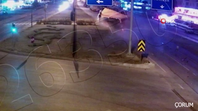 Dikkatsizlik ve kural ihlali kazaları beraberinde getirdi...Kaza anları kamerada