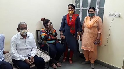 सवाईमाधोपुर. एसीबी कार्यालय में पुलिस की गिरफ्त में रिश्वत लेने के आरोपी।