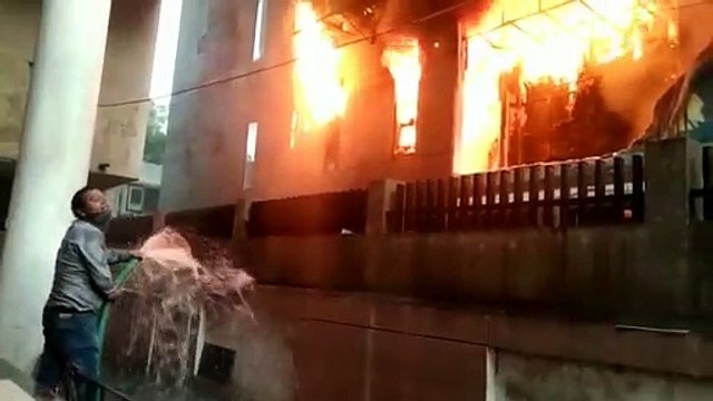 इंदौर में आग का तांडव, साड़ी के शो रूम में लगी भीषण, कड़ी मशक्कत के बाद आग पर पाया काबू
