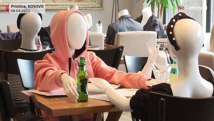 Des mannequins au lieux des clients au restaurant