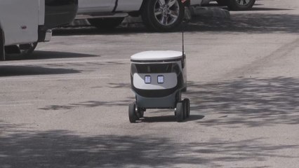 Robots que reparten comida conquistan a vecinos del barrio miamense de Brickell
