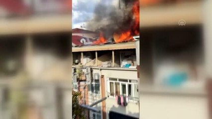 Son dakika! Eyüpsultan'da bir binanın çatısında çıkan yangın söndürüldü