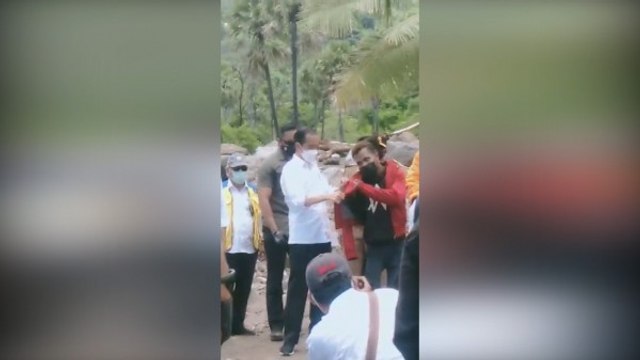 Momen Jokowi Berikan Jaketnya kepada Korban Banjir Bandang