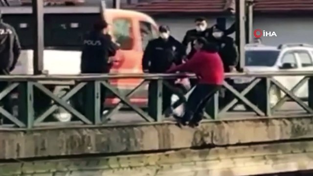 Köprüden atlamak isteyen şahsı polis ekipleri kurtardı
