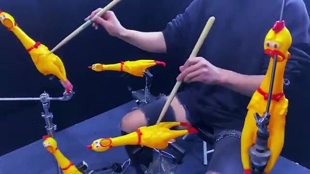 On appelle ça des poulets en batterie