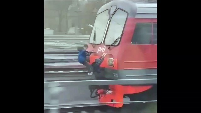 Ces enfants font leur trajet accrochés à l'arrière du train !