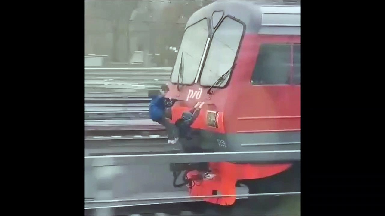 Ces enfants font leur trajet accrochés à l'arrière du train !