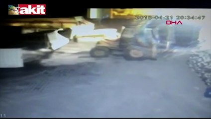 Dökülen kimyasal maddenin kamyona yüklenme anı