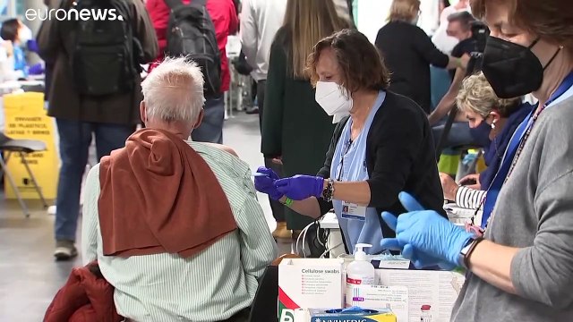 España vacuna sin descanso pese a las dudas sobre AstraZeneca y prolonga las restricciones