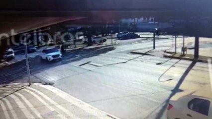 Câmera mostra Cruze atingindo semáforo na Avenida Brasil, no Centro