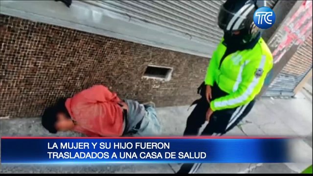 Agentes ayudaron a una mujer que tenía dolores de parto en plena calle de Quito