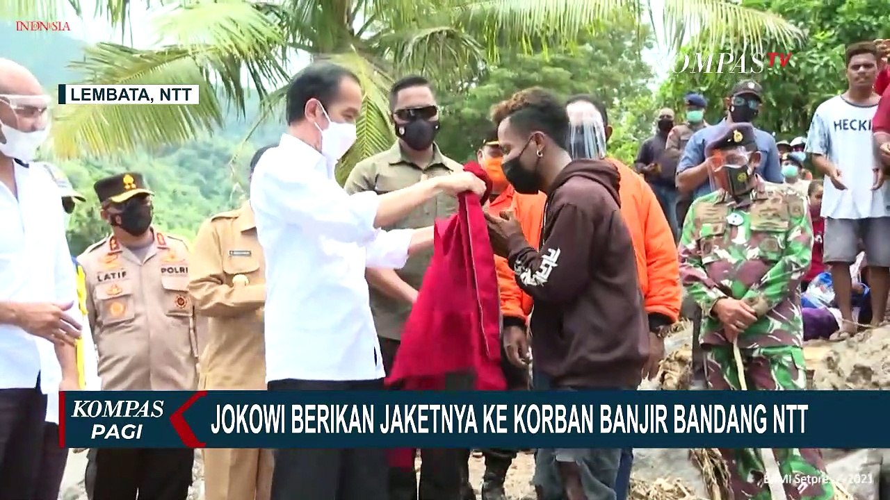 Tinjau Langsung Daerah Terdampak Bencana NTT, Jokowi Berikan Jaket Merah Kesayangannya untuk Korban