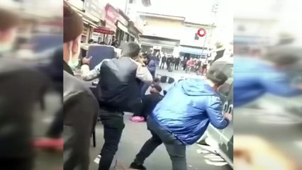 Sandalyeli kavgada engelli vatandaş arada kaldı.. Kavga anları kameraya yansıdı