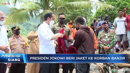 Presiden Jokowi Beri Jaket ke Korban Banjir NTT