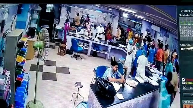 தஞ்சை மருத்துவக்கல்லூரியில் பயிற்சி டாக்டர் மீது சரமாரி தாக்குதல்.. வெளியான சிசிடிவி காட்சி - வீடியோ