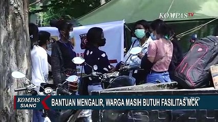 Warga dan Aparat Gabungan Gotong Royong Membersihkan Sisa Banjir Bandang