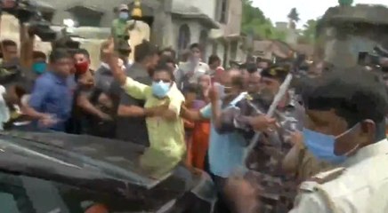Video: हुगली में BJP नेता लॉकेट चटर्जी की कार पर हुआ हमला, मीडिया की गाड़ियों में भी तोड़फोड़