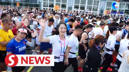 12,000 runners compete at Xiamen Marathon