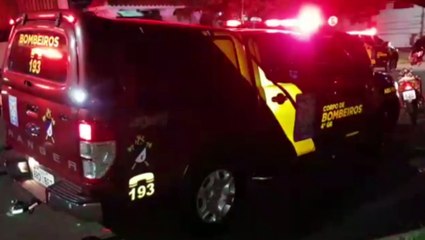 Forte colisão entre motocicleta e Honda Civic deixa dois feridos; um sofreu traumatismo craniano