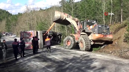 Takla atan tır 3 saat yolu ulaşıma kapattı