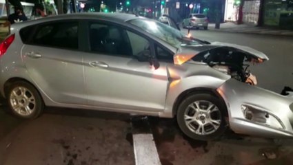 Ford Fiesta e Cruze sofrem forte colisão em acidente de trânsito no Centro