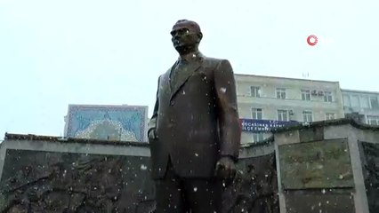 Nisan karı Kayseri'yi beyaza bürüdü