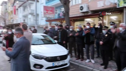 Polisler, kavga ettikleri ihbarı yapılan gurupla pasta kestiler