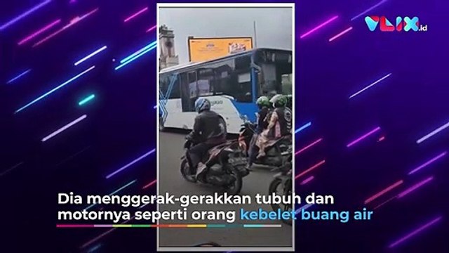 Aneh dan Kocak! Tak Mau Injak Aspal, Pria Ini Goyang-Goyang