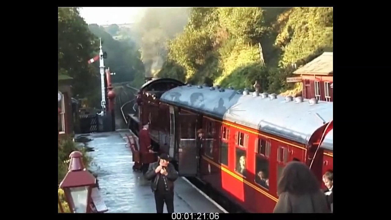 Behind the scenes HP 1 : The Hogwarts Express leaving Hogsmeade Station.