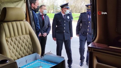 Yapılan anonsu duyan polisler koşmaya başladı... Gazetecilerden polislere, ‘Silah yüklü araç’ sürprizi