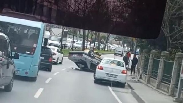 KAĞITHANE'DE TAKLA ATAN OTOMOBİLİN SÜRÜCÜSÜ KAZAYI HAFİF SIYRIKLARLA ATLATTI