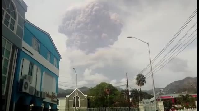Evacuadas miles de personas en San Vicente y Granadinas tras entrar en erupción el volcán La Soufrière