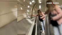 Metroda kaydırak keyfi yapan kedi kamerada