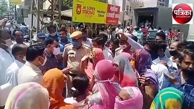 VIDEO : शराब ठेका हटाने की मांग को लेकर महिलाओं का प्रदर्शन, ठेका हटाने के आश्वासन के बाद मानी