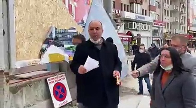 Kastamonu'da polis, savcının 'işlem yapmayın' talimatına rağmen 128 milyar dolar nerede? afişini söktü