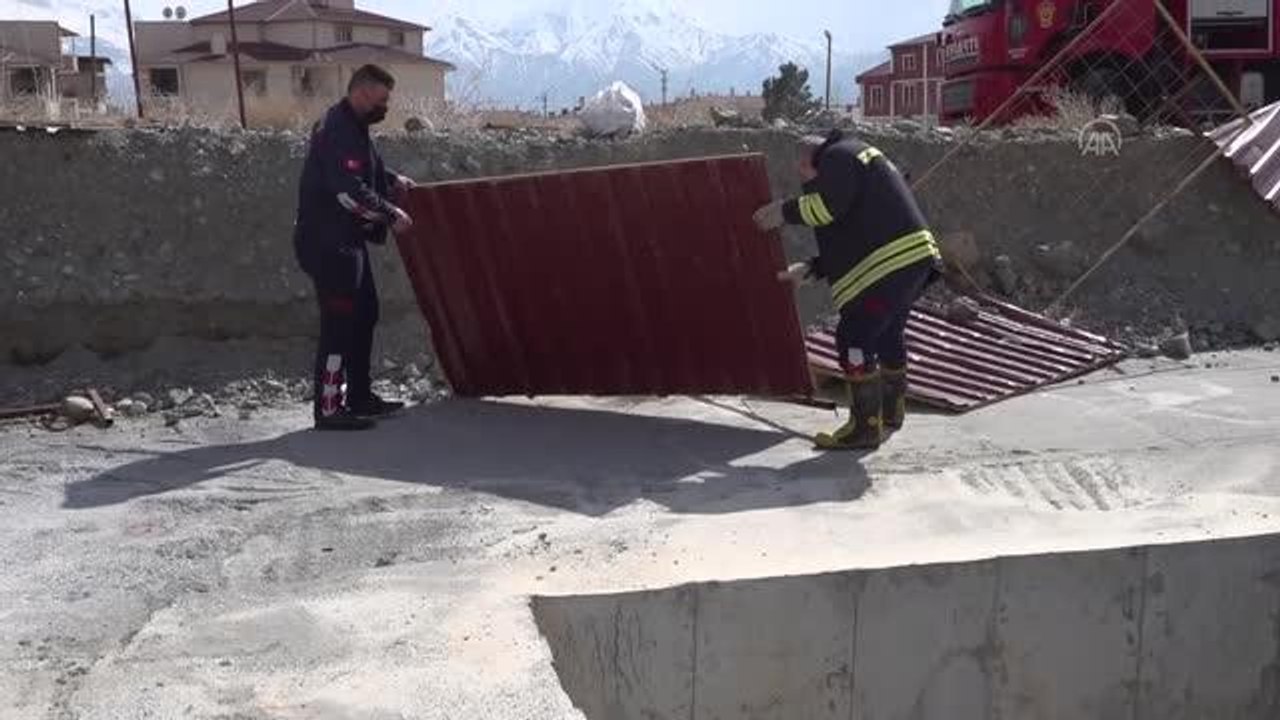 Son dakika haber! İnşaat çukuruna düşen köpeği itfaiye ekipleri kurtardı