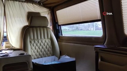 Yapılan anonsu duyan polisler koşmaya başladı... Gazetecilerden polislere, 'Silah yüklü araç' sürprizi