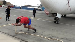 Peruano jala un avion