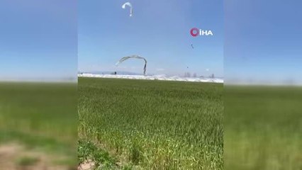 Antalya'da şiddetli rüzgarın çilek seralarının çatılarını uçurduğu anlar kameralara yansıdı